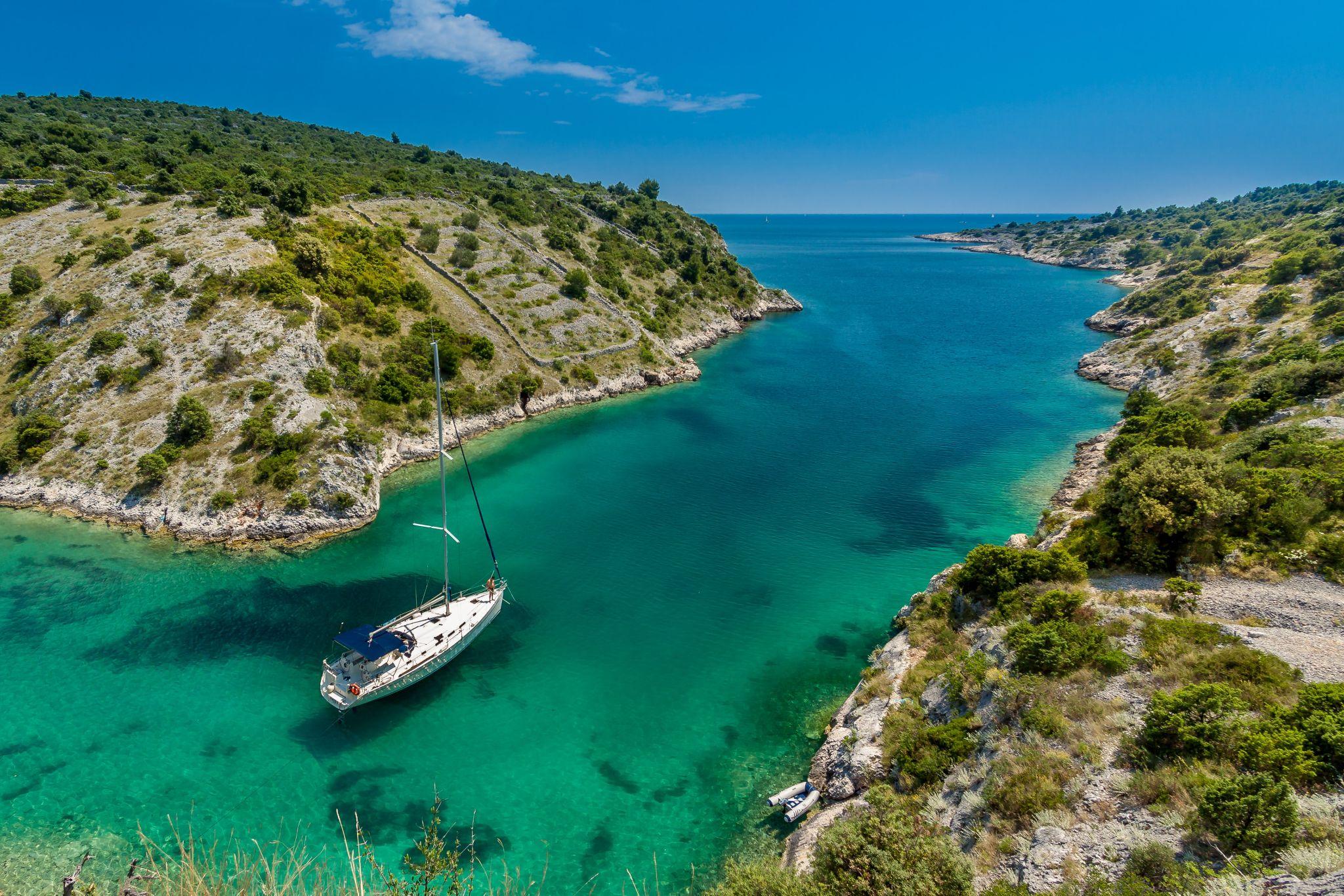 Un bateau dans un magnifique paysage en Croatie